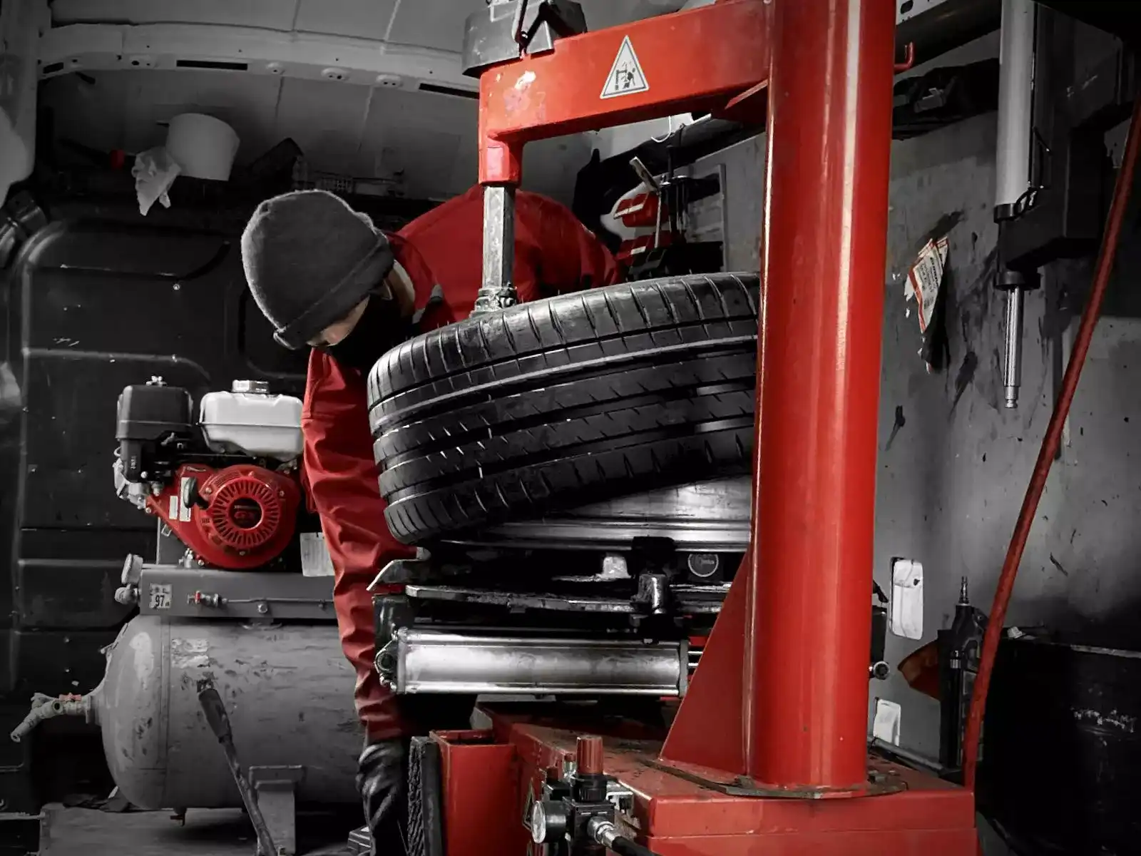 A Freeway Mobile Tyres technician fitting a tyre for a customer in Swanage